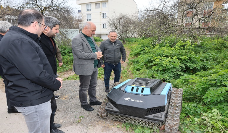 O belediyede ot biçme robotları iş başı yaptı!