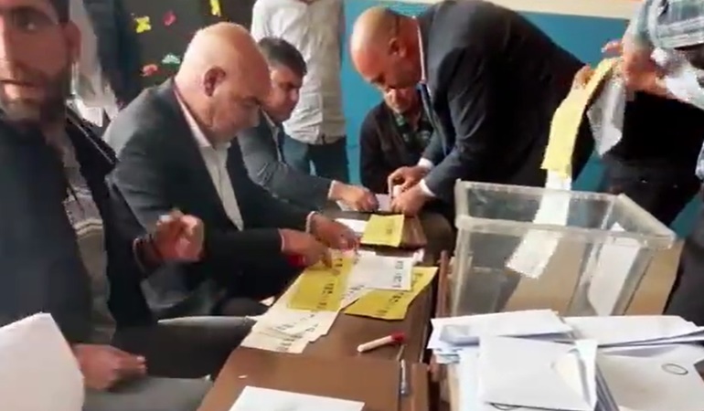 O belediyeyi oy çalarak mı kazandılar?