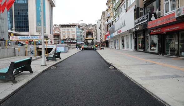 O caddede İzmitlilerin istemediği küp taşlar kaldırılıyor 