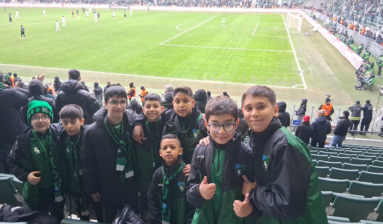 O çocuklar Beşiktaş maçını tribünden izledi