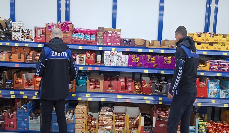 O ilçede marketlerdeki ürünler tek tek incelendi