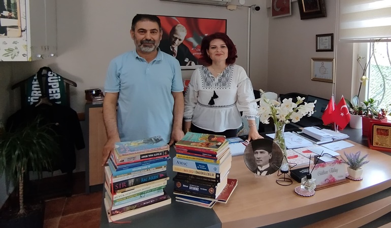 O muhtar da Şehit Kütüphaneleri için kitap topladı