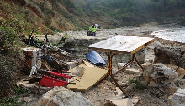 O plajın temizliğinde şaşırtan görüntüler