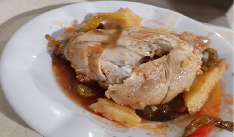 Öğrencilere küflü ekmek ve kurtlu yemek