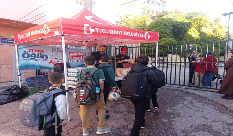 Öğrencilere poğaça ve ayran ikram edildi