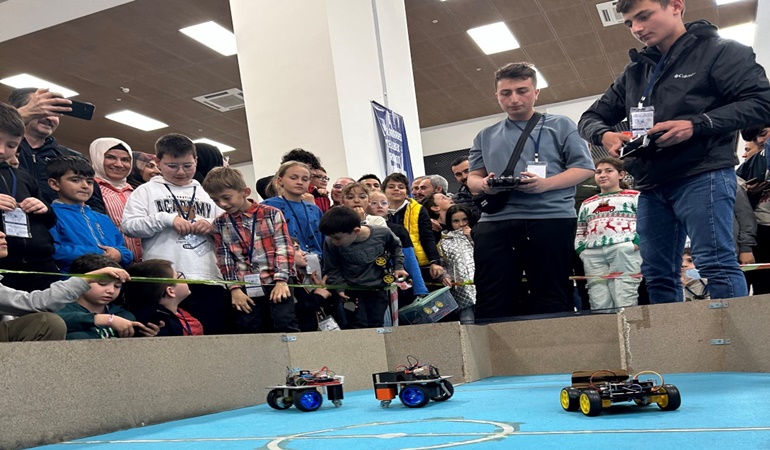 Öğrencilerin hazırladıkları robotlar GTÜ’de yarıştı