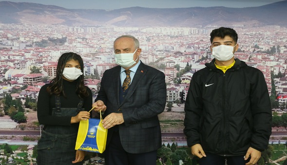 Öğrencilerin hediyeleri Başkan Aygün’den