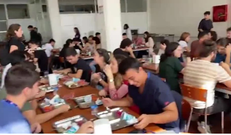 Öğrencilerinden zamlı yemeklere karşı çatallı kaşıklı protesto