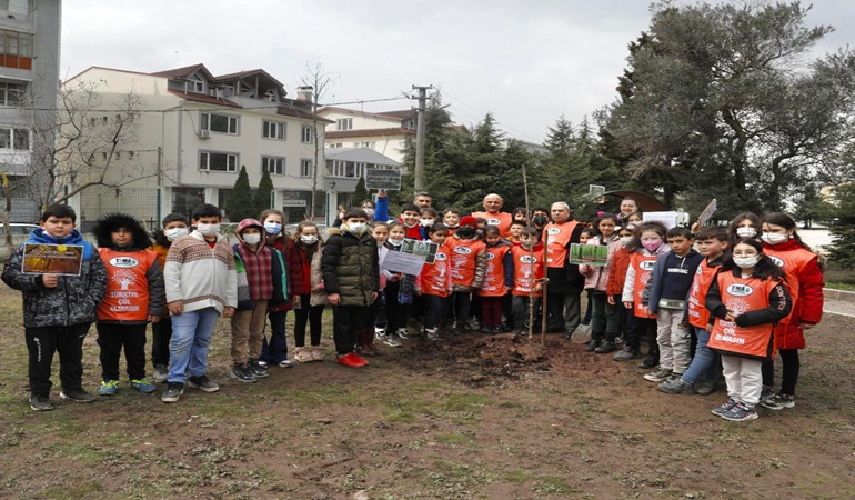Öğrencilerle birlikte kiraz fidanı dikti