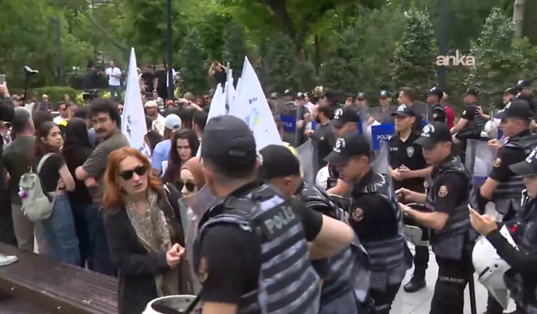 Öğretmenleri de yürütmediler! Polis ablukaya aldı