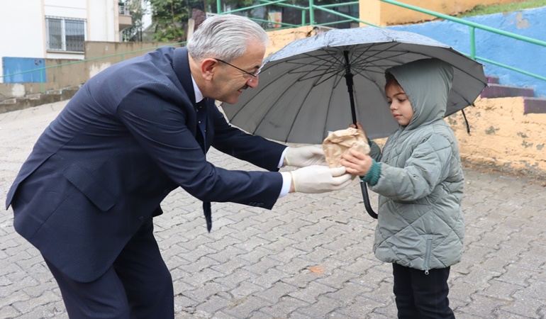 Okul önlerinde yiyecek dağıtımı yağmura rağmen devam etti