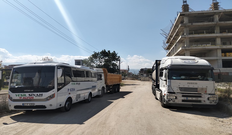 Okullar açılmadan bu sokağa kaldırım yapın!