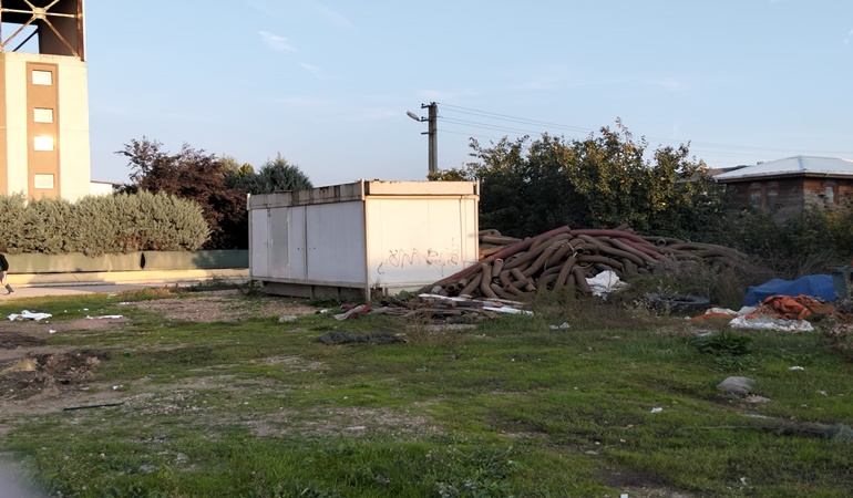 Okulun yanındaki atıklar yangına davetiye çıkarıyor