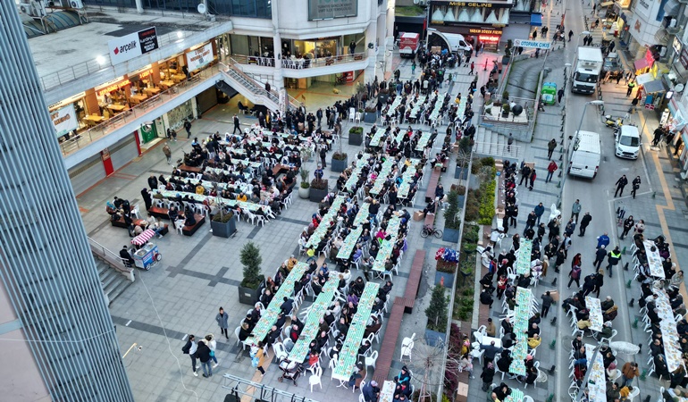 On binlerce İzmitli büyük halk iftarında buluştu