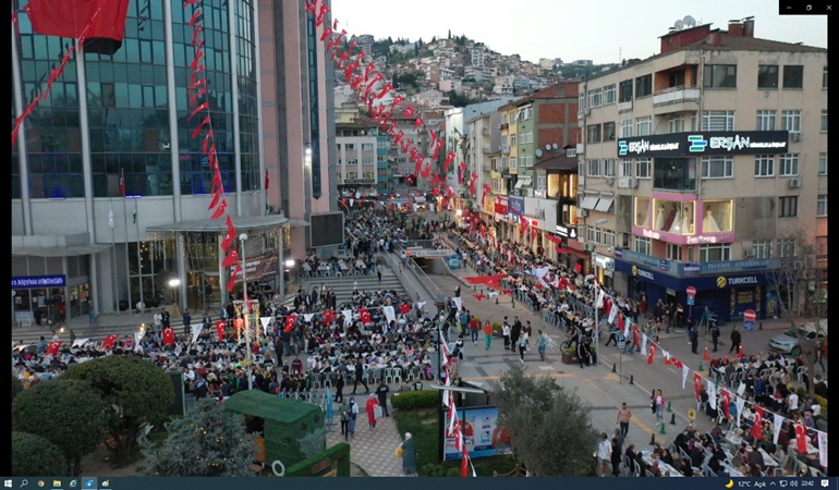 On binlerce İzmitli iftar sofrasını paylaştı