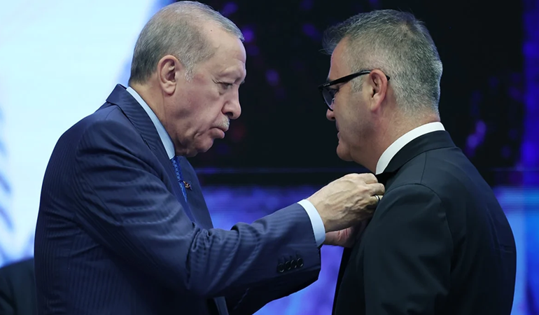 Önce akçeli işlerle tehdit edip sonra transfer mi ettiler?