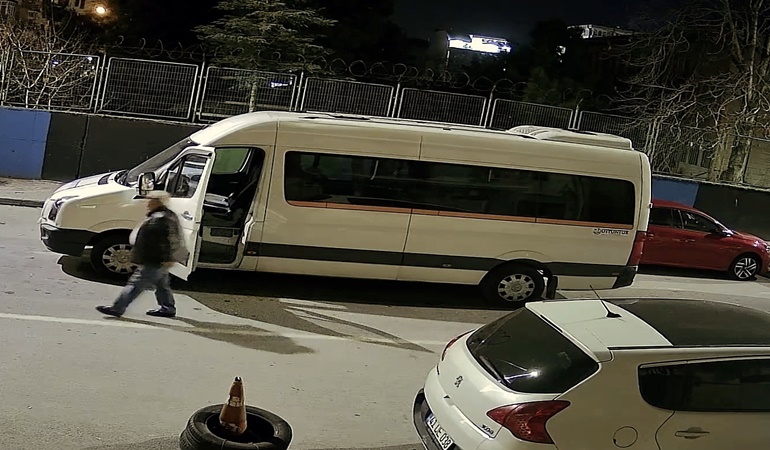 Önce çöpleri dağıttı, sonra fotoğraf çekip İzmit Belediyesi’ni karaladı