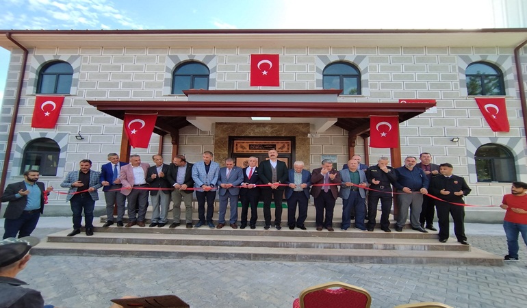 Önce Cuma namazı kılındı, sonra ibadete açıldı