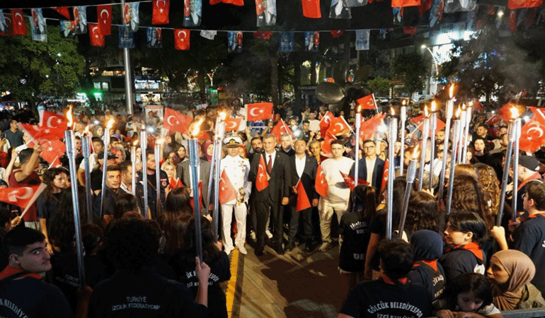 Önce fener alayı, sonra konser