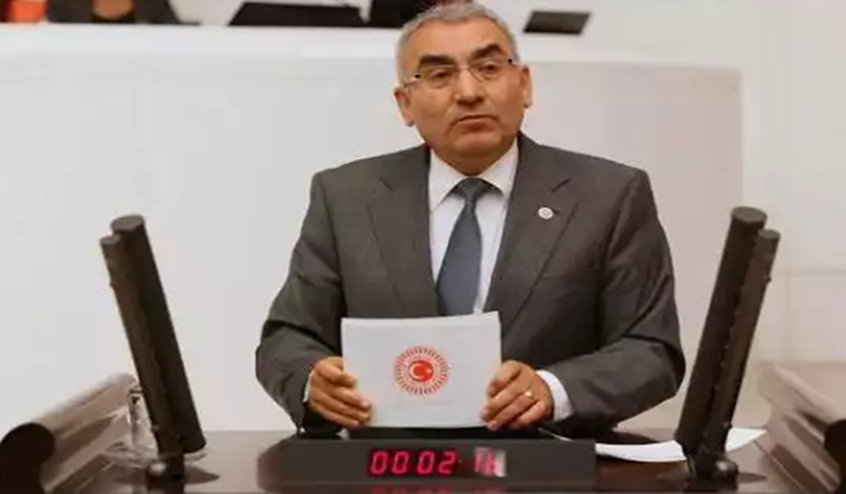 Önce istifa etti, sonra geri döndü!