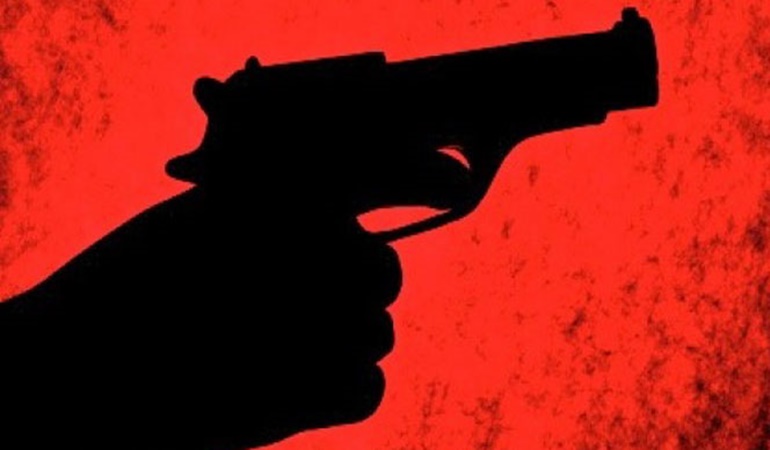 Önce karısını silahla öldürdü sonra kendine de sıktı