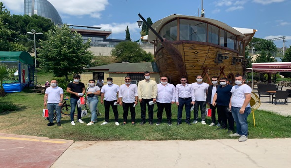 Önce maske dağıttılar, sonra çevreyi temizlediler