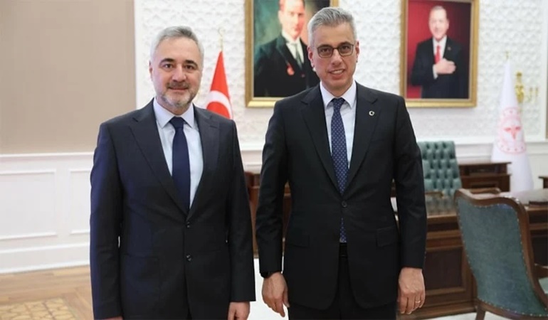 Önce sağlık personelinin gırtlağına yapışın dedi, sonra özür diledi