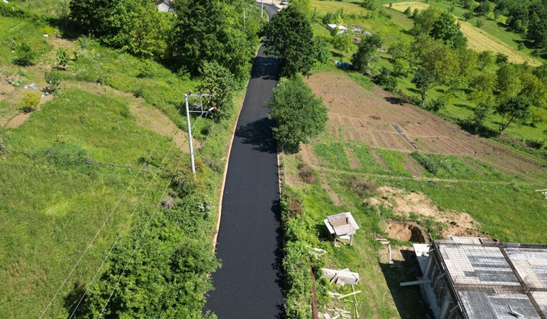 Orhaniyeli vatandaştan İzmit Belediyesine asfalt yol teşekkürü