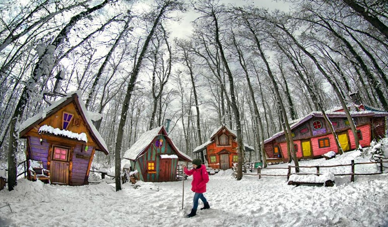 Ormanya’daki beyaza bürünmüş doğada eşsiz görüntüler