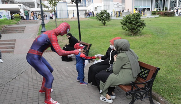 Örümcek Adam İzmit'te maske dağıttı