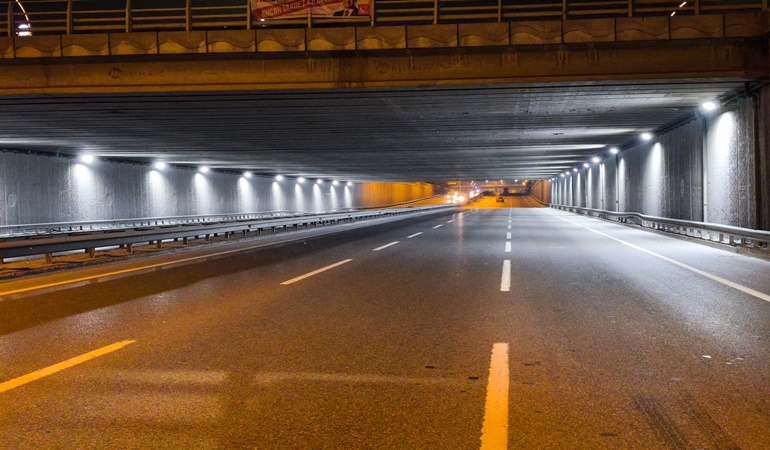 Osmangazi Köprüsü Tüneli’ne LED projektör armatürleri monte edildi