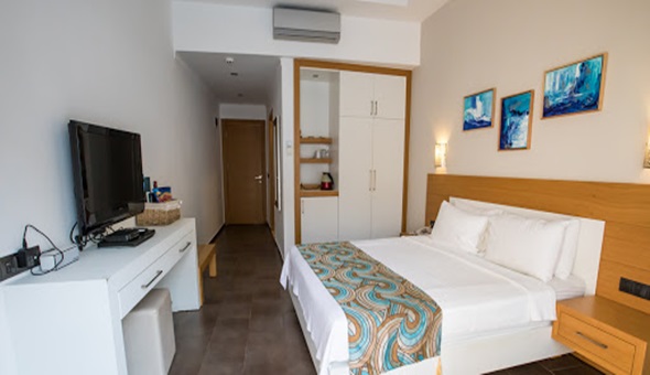 Otel odasında çarşafla kendini astı