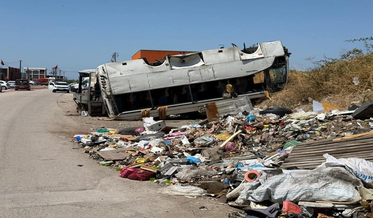 Otobüsü çöpe attılar!