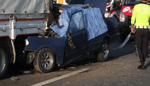 Otomobil kamyona arkadan çarptı: 1 ölü, 4 yaralı
