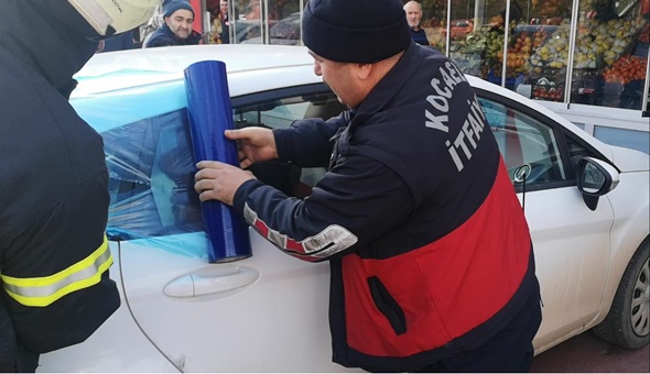 Otomobilde mahsur kalan bebeği itfaiye kurtardı