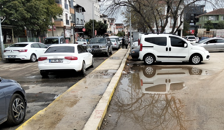 Otoparkta yerler çamur ve yapraklarla dolu!
