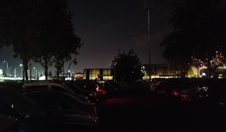 Otoparktaki aydınlatma lambaları patladı!