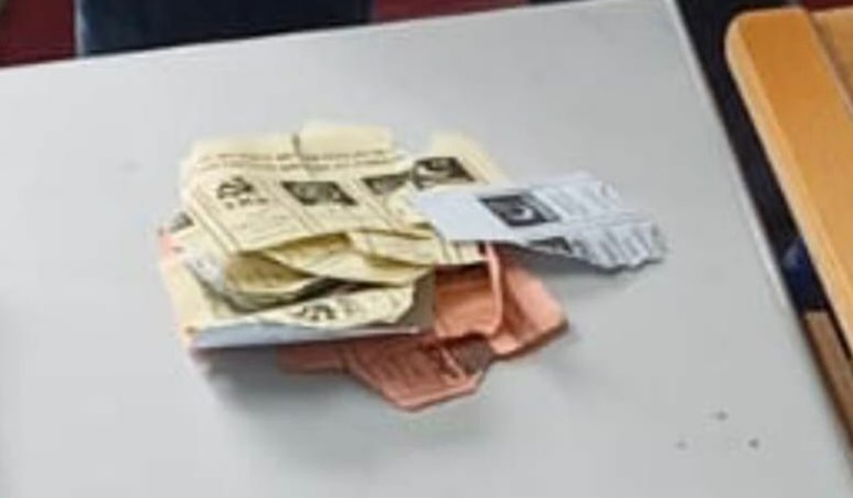 Oy pusulaları çöpten çıktı