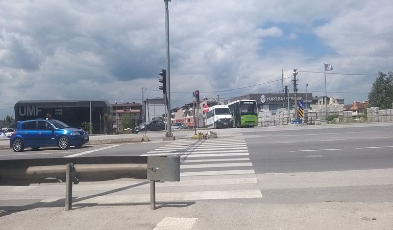 Özdilek AVM önünde yayalar tehlikede!