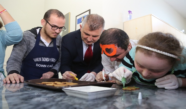 Özel bireylerin pasta yapma heyecanı 