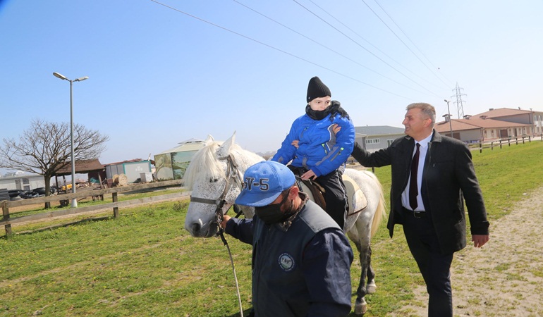 Özel çocuklar Gölcük'te at binme heyecanı yaşadı