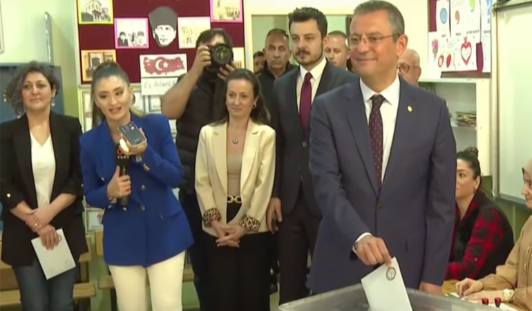 Özgür Özel ailesi ile birlikte oy kullandı