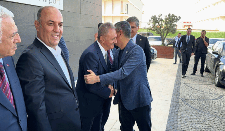 Özgür Özel, Nail Çiler’in kulağına ne fısıldadı?