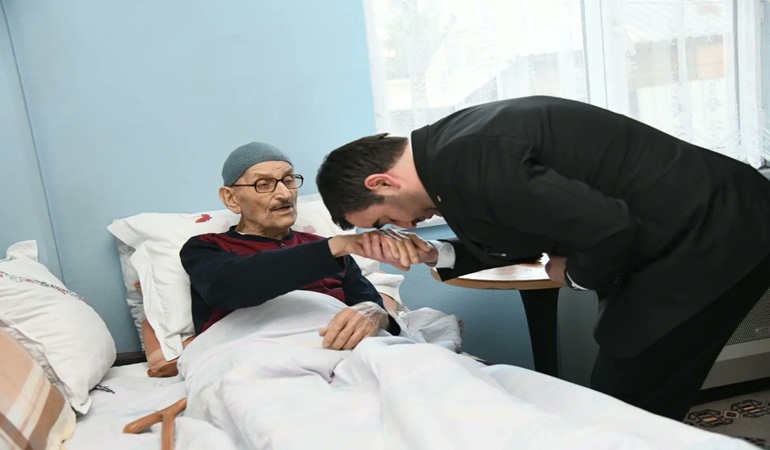 Özlü kentin ulu çınarlarının gönlüne dokunuyor