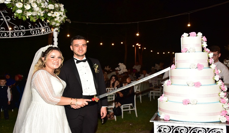 Öznur Arsal ile Oğuzhan Baykara evlendi