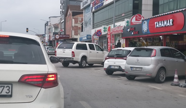 Park eden araçlar trafik akışını engelliyor