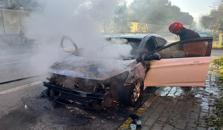 Park halindeki otomobil alev aldı