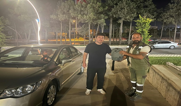 Parkta temizlik yaparken 400 bin TL’lik altın buldu!