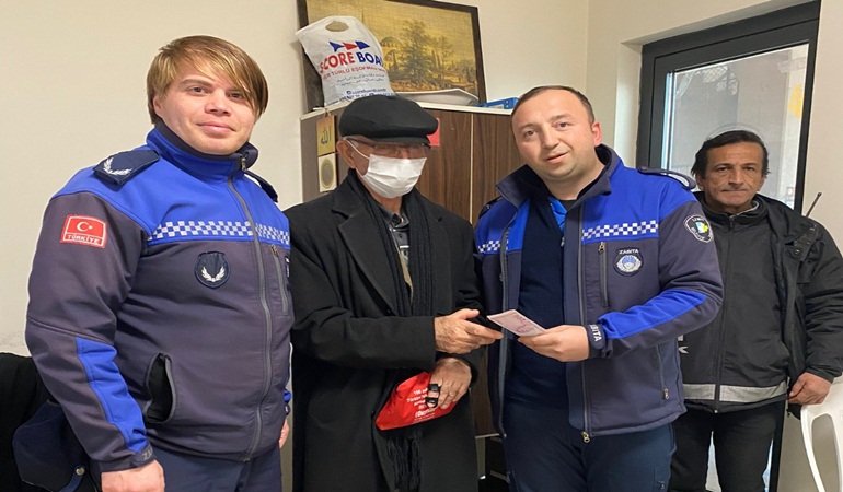 Pazarda bulundukları 10 bin 950 TL’yi sahibine ulaştırdılar