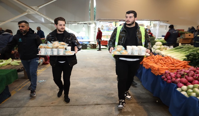 Pazarda sıcak çorba dağıtımına devam